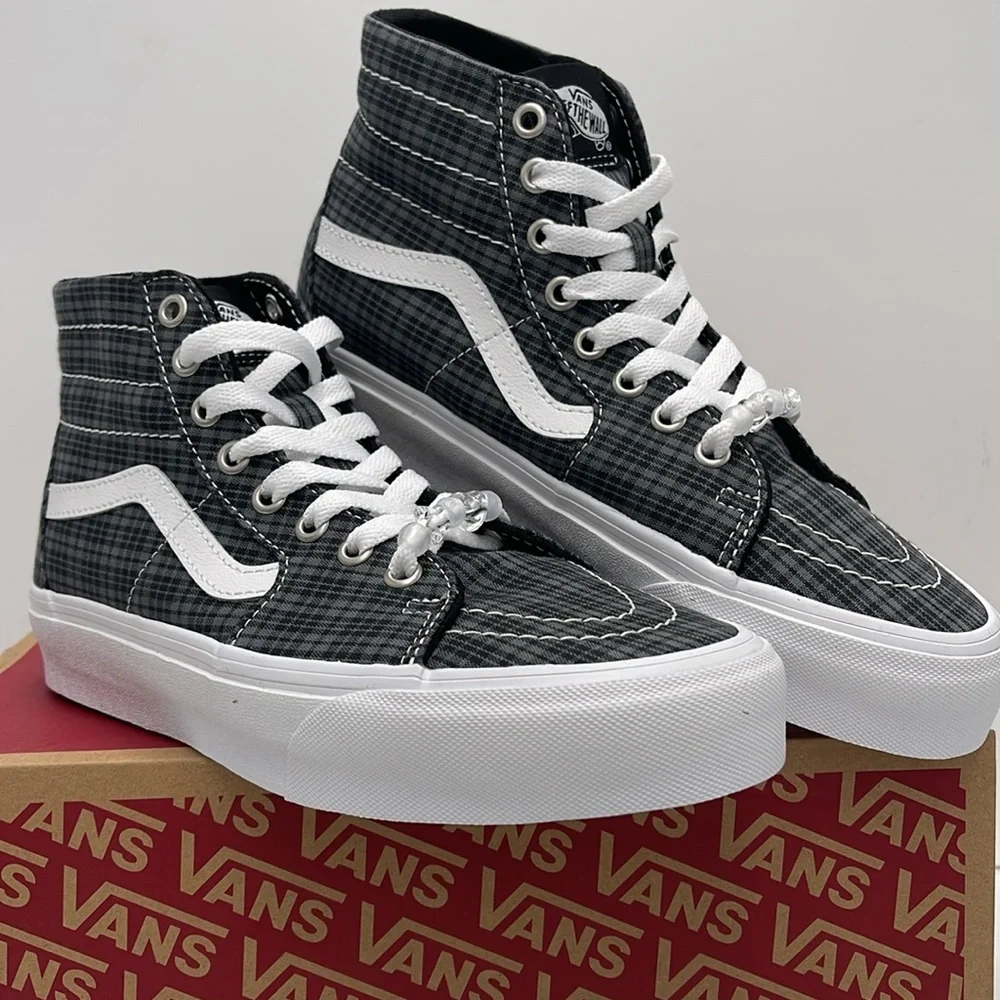 Vans WMNS Sk8-Hi Tapered Uv Beads Black
VN0009QPBM8
Sneakers - Picture 4 of 16